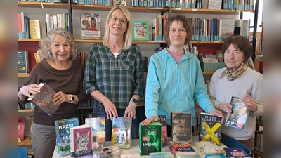 Viel Neues und viele Besucher. Von links: Erika Zeibig, Sandra Golsch, Elissabeth Kraus und Leiterin Selma Markhof präsentieren eine große Bücherauswah.l  (Bild: Gisela Kuhbandner)
