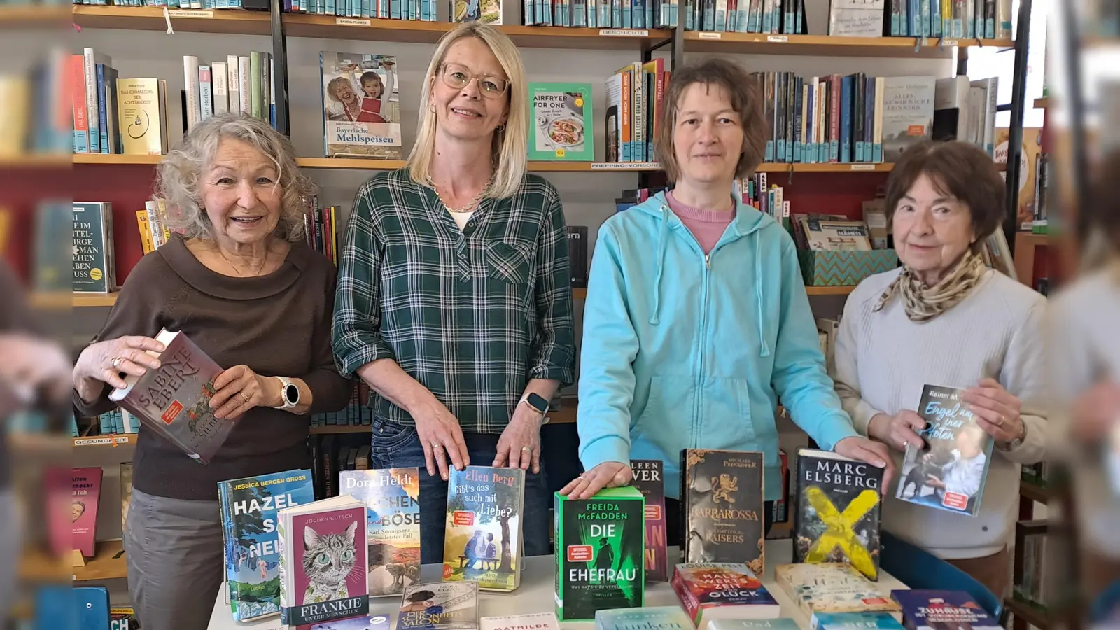 Viel Neues und viele Besucher. Von links: Erika Zeibig, Sandra Golsch, Elissabeth Kraus und Leiterin Selma Markhof präsentieren eine große Bücherauswah.l  (Bild: Gisela Kuhbandner)
