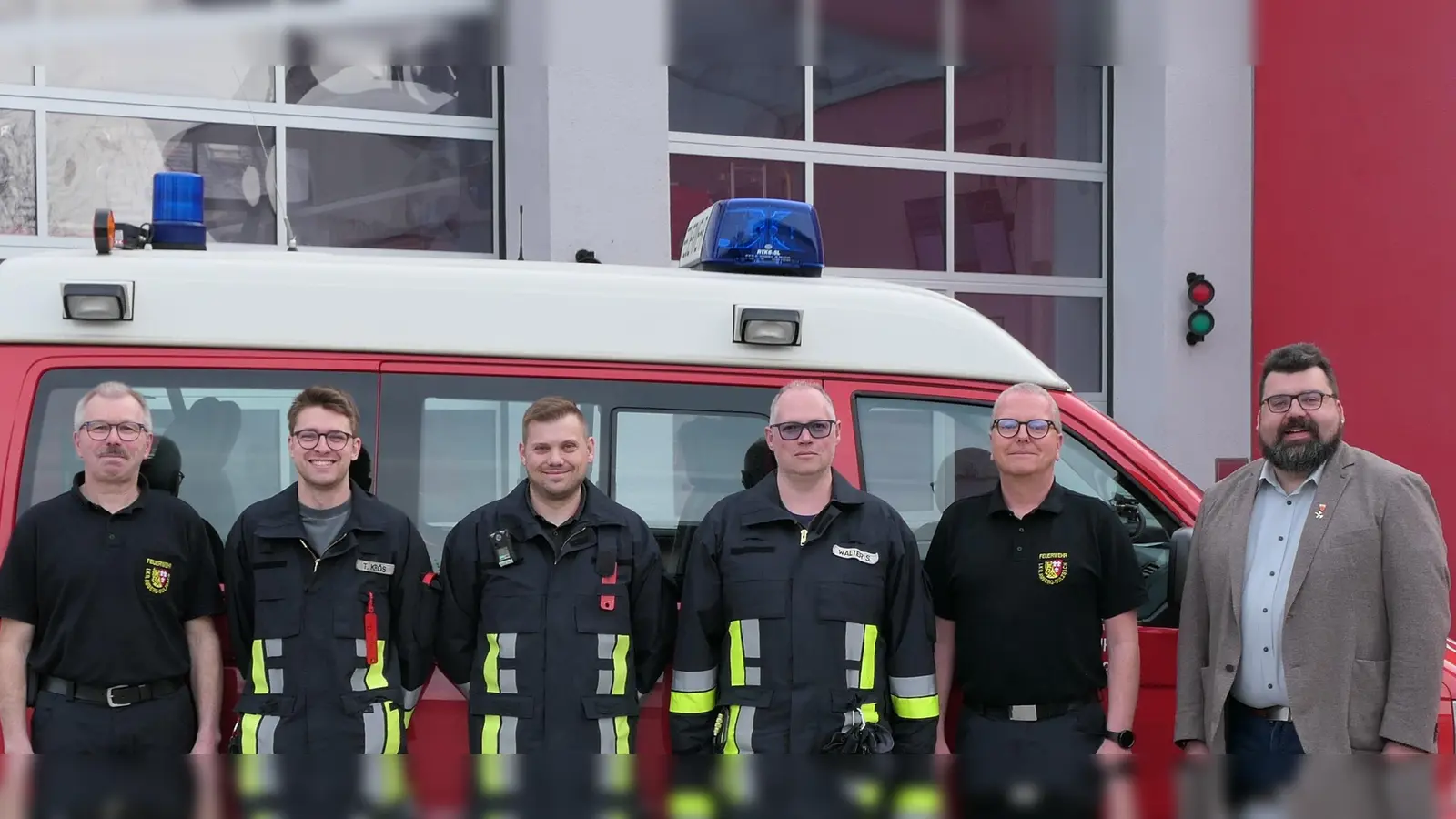 Zu erkennende Personen von links nach rechts: Thomas Wiesent (ehem. StV. Kommandant), Thomas Krös (StV. Kommandant), Johannes Riermeier (Kommandant), Stefan Walter (StV. Kommandant), Christof Strobl (Kreisbrandrat), Stefan Frank (Bürgermeister). (Bild: Julian Schatz)