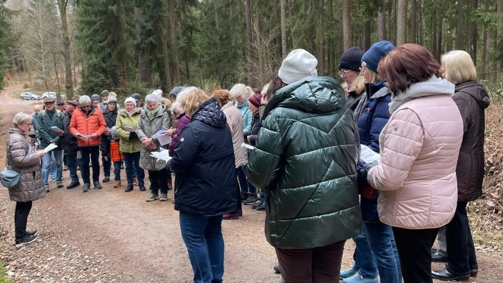 Gläubige beten eine Kreuzwegstation (Bild: Stefanie Rosenberg)