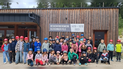Waldershofer und Egerer Grundschüler am Bergwerk Gleissinger Fels in Fichtelberg. (Bild: Johanna Reger)