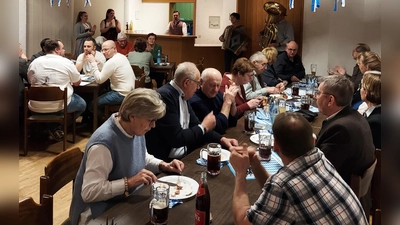 Geselliges Miteinander prägte das Bockbierfest der Jungen Union in Ebermannsdorf und brachte die Menschen zusammen.  (Bild: Paul Böhm)