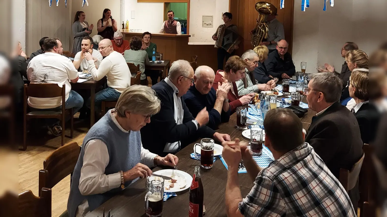 Geselliges Miteinander prägte das Bockbierfest der Jungen Union in Ebermannsdorf und brachte die Menschen zusammen.  (Bild: Paul Böhm)