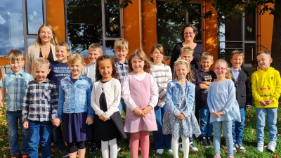 Die 15 Kinder der Klasse 1/2 a der Grundschule Ebermannsdorf. Hinten links Klassenlehrerin Sabrina Segerer, hinten rechts Schulleiterin Ulrike Erlbacher (Bild: Christine Wendl)