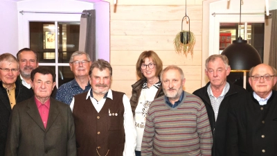 Bei der Veranstaltung anwesende geehrte Mitglieder des GOV Nabburg: Hans Pamler, Bürgermeister Frank Zeitler, Leo Graf, erster Vorsitzender des GOV Walter Wolf, Franz Bergmann, Gertraud Lindermair, Georg Graf, Manfred Pinzer und stellvertretender Kreisvorsitzender Hans Dieter Betz (von links).  (Bild: Wolf/exb)