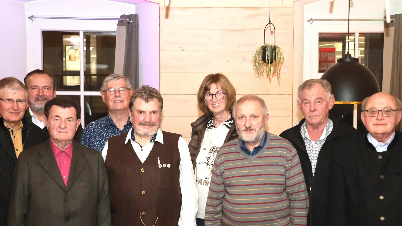 Bei der Veranstaltung anwesende geehrte Mitglieder des GOV Nabburg: Hans Pamler, Bürgermeister Frank Zeitler, Leo Graf, erster Vorsitzender des GOV Walter Wolf, Franz Bergmann, Gertraud Lindermair, Georg Graf, Manfred Pinzer und stellvertretender Kreisvorsitzender Hans Dieter Betz (von links).  (Bild: Wolf/exb)