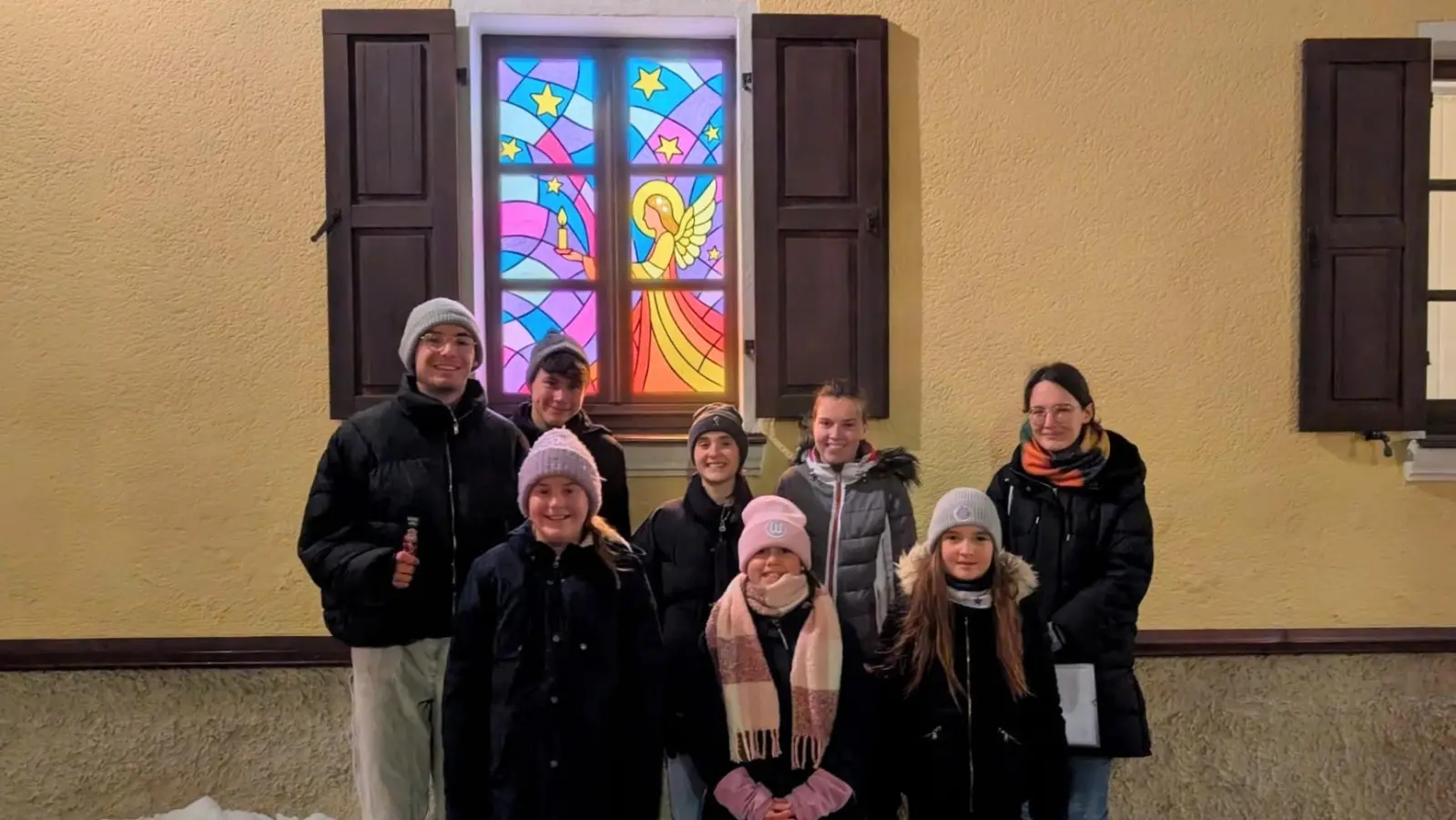 Die Ursensollener Ministranten eröffnen ihr Adventsfenster am Pfarrhaus. (Bild: Manuela Popp)