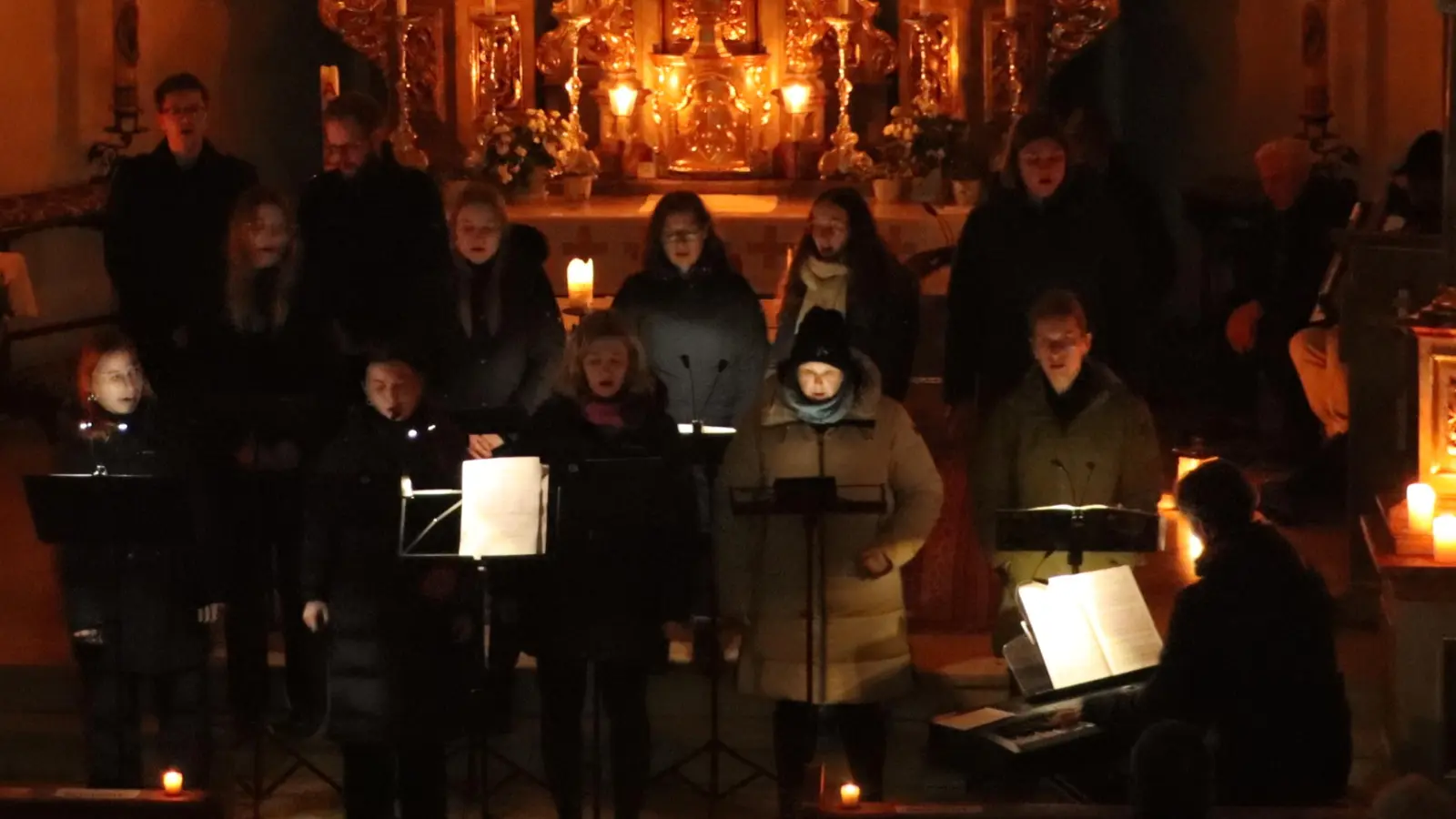 Stimmungsvoll und besinnlich war es beim Adventskonzert zu 20 Jahren Jugendchor Lords Day in der Pfarrkirche Mariä Himmelfahrt in Rieden. (Bild: Michael Rabenhofer)
