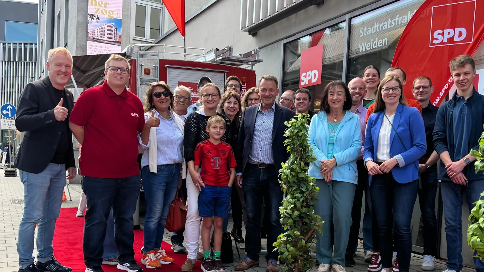 Der Tag der offenen Tür war ein voller Erfolg. Zahlreiche Bürger:innen nutzten die Gelegenheit zum Gespräch mit MdL Nicole Bäumler und Oberbürgermeister Jens Meyer. (Bild: Nicole Bäumler)