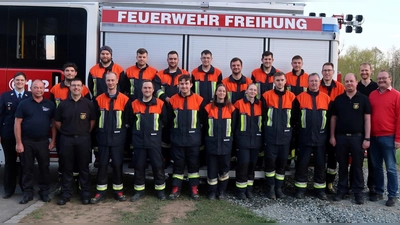 Eingerahmt von den Gratulanten stellten sich die erfolgreichen Teilnehmer zusammen: (von links) Ausbilderin Christina Rabenstein, Vereinsvorsitzender Karl Luber, Johannes Göttlinger, Schiedsrichter Horst Kellner, Dominik Rettinger, Thomas Luber, Bastian Hörl, Martin Böhm, Kilian Kraus, Marvin Lohr, Fabian Prösl, Vera Häusler, Johannes Großer, Ronja Kraus, Bastian Götz, Kay Häusler, Christian Bauer, Andreas Kohl und Johannes Amann, KBM Andreas Luber, Schiedsrichter Christoph Erras und Bürgermeister Uwe König. (Bild: Stephanie Wölfl)