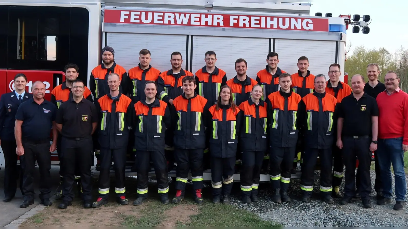 Eingerahmt von den Gratulanten stellten sich die erfolgreichen Teilnehmer zusammen: (von links) Ausbilderin Christina Rabenstein, Vereinsvorsitzender Karl Luber, Johannes Göttlinger, Schiedsrichter Horst Kellner, Dominik Rettinger, Thomas Luber, Bastian Hörl, Martin Böhm, Kilian Kraus, Marvin Lohr, Fabian Prösl, Vera Häusler, Johannes Großer, Ronja Kraus, Bastian Götz, Kay Häusler, Christian Bauer, Andreas Kohl und Johannes Amann, KBM Andreas Luber, Schiedsrichter Christoph Erras und Bürgermeister Uwe König. (Bild: Stephanie Wölfl)