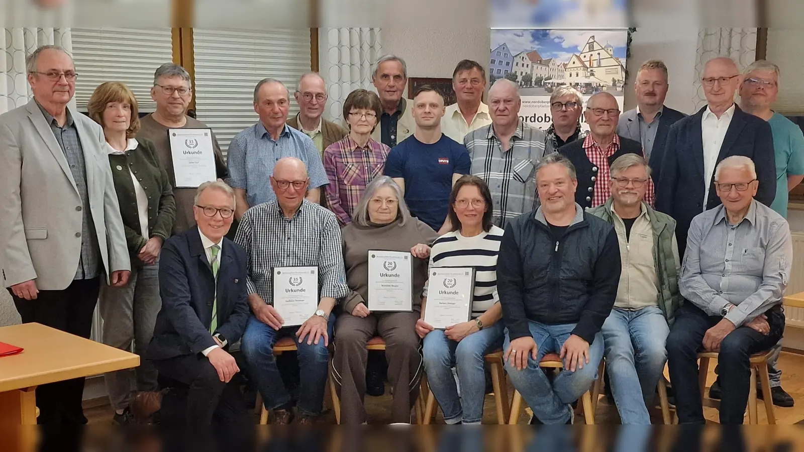 Zum Erinnerungsbild stellten sich die Ehrengäste und die Geehrten bei den Nordoberpfälzer Musikfreunden auf. Weiter: (Bild: Reinhard Kreuzer)