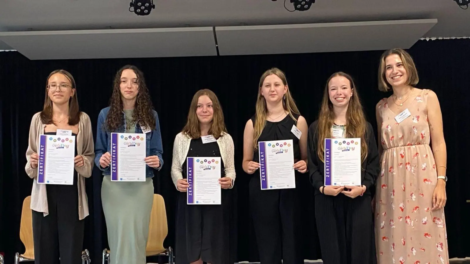 Die Schülerinnen Joyce Kühne, Lena Eules, Janine Bäumler, Julia Fruth, Lilly Weidener mit der Projektorganisatorin Karina Werner (Bild: Liane Schuster)