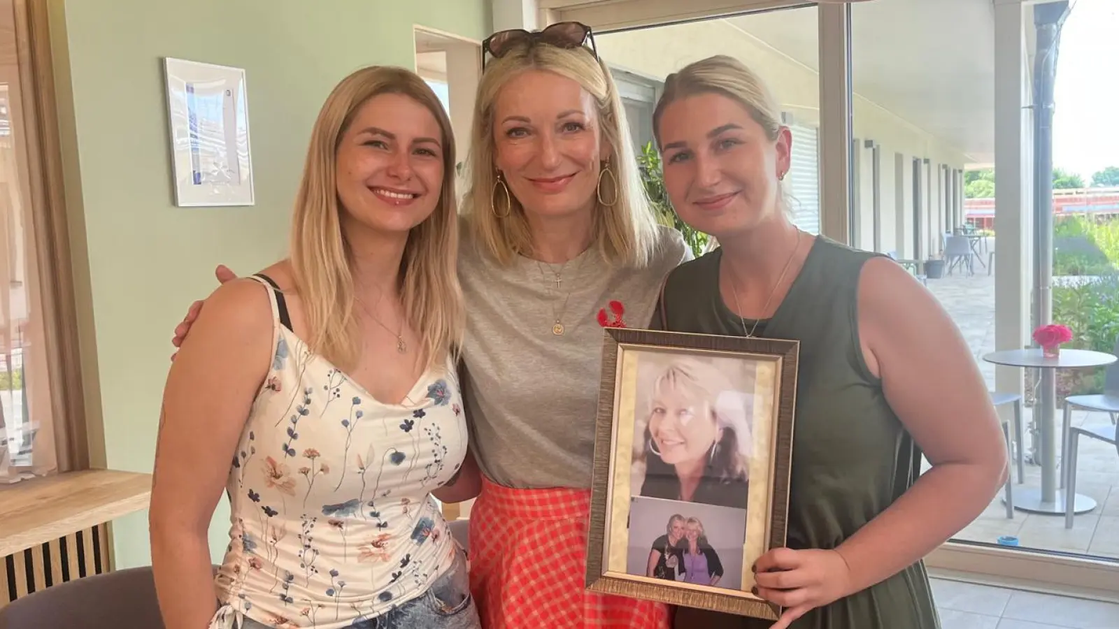 Monika Gruber mit den Töchtern des verstorbenen Gastes (Bild: Jasmin Janker)