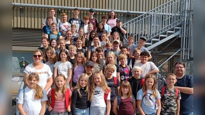 Gruppenbild vor der Schwarzlichtminigolfhalle. (Bild: Alfred Kick)