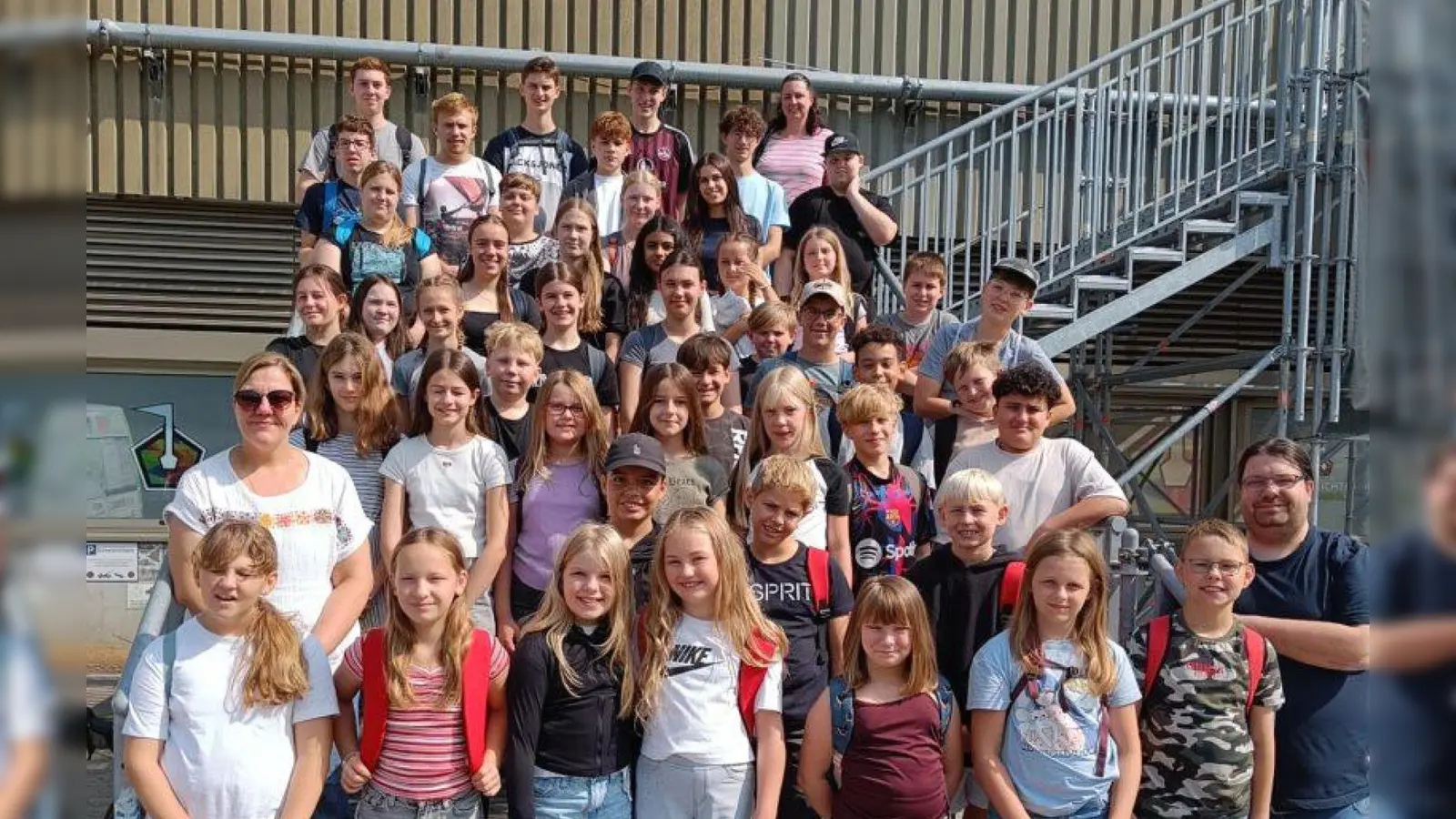 Gruppenbild vor der Schwarzlichtminigolfhalle. (Bild: Alfred Kick)