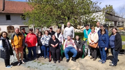 Die Gruppe auf dem Mitterhof (Bild: Kerstin Frank)