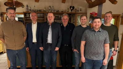(von links nach rechts): Bürgermeister Roman Berr, MdL Harald Schwartz, Ortsverbandsvorsitzender Klaus Strobel, Gerhard Pirner, Christoph Pirner, Hannes Lutter und Markus Wagner. (Bild: Ernst Scharr)