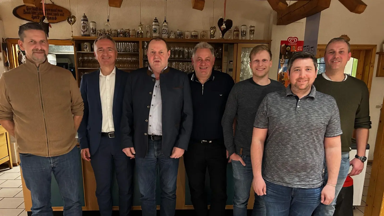 (von links nach rechts): Bürgermeister Roman Berr, MdL Harald Schwartz, Ortsverbandsvorsitzender Klaus Strobel, Gerhard Pirner, Christoph Pirner, Hannes Lutter und Markus Wagner. (Bild: Ernst Scharr)