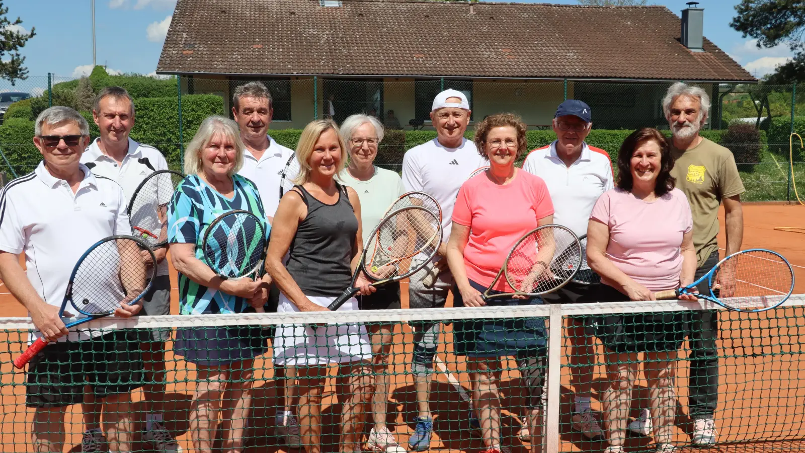 Die Teilnehmer des diesjährigen Schleiferlturniers beim TC Rieden mit Spartenleiter Werner Lang (r.). (Bild: Michael Rabenhofer)
