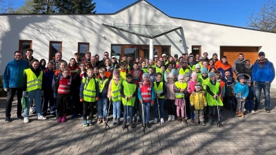 Die Gruppe bei bestem Wetter vor dem kath. Pfarrheim (Bild: Barbara Dierl)