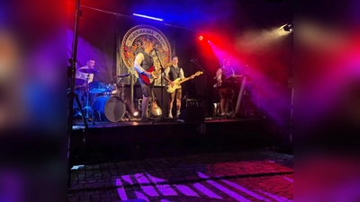 Die Feierhaisl Boum in Aktion bei einem ihrer zahlreichen Auftritte. Im diesjährigen Heinersreuther Oktoberfest haben sie Premiere.  (Archivbild: aus facebook )