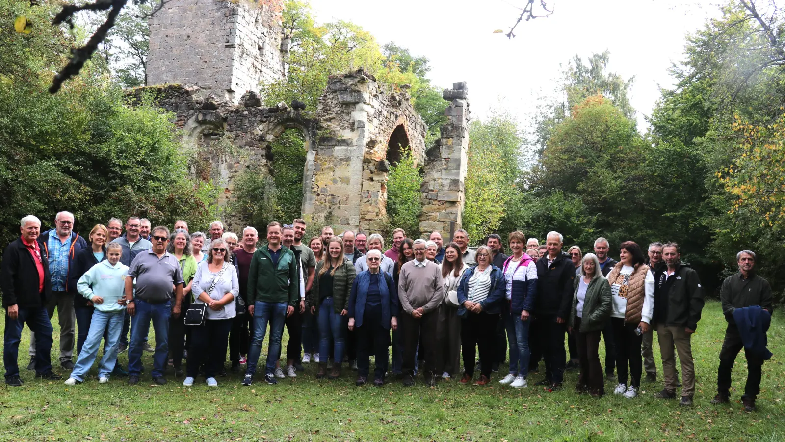 Gruppenbild vor den Mauerresten der einstigen Wallfahrtskirche Mariä Himmelfahrt von Pappenberg. Sie zählte zu den zentralen geistlichen Orten der Region. (Bild: Christian Hammer)