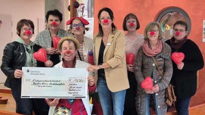 Für eine großzügige Spende des Katholischen Frauenbunds Waldthurn bedanken sich Grit Mediger vom Bunten Kreis sowie die Klinikclowns Dr. Trudi Eierfleck und Dr. Beppo (Vierte bis Sechster von rechts).  (Bild: Grit Mediger)