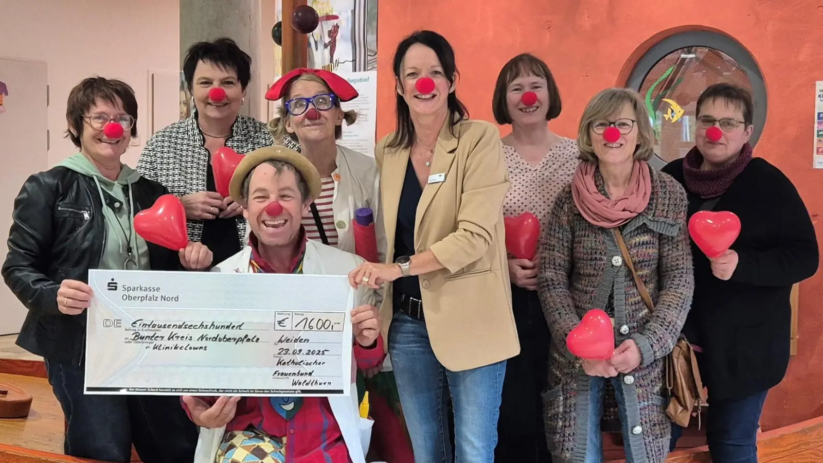 Für eine großzügige Spende des Katholischen Frauenbunds Waldthurn bedanken sich Grit Mediger vom Bunten Kreis sowie die Klinikclowns Dr. Trudi Eierfleck und Dr. Beppo (Vierte bis Sechster von rechts).  (Bild: Grit Mediger)