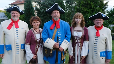 Mit berechtigtem Stolz zeigen sich die neuen Marketenderinnen und der Rekrut in ihren neuen Gewändern. Bild von links: Leutnant Manfred Bäuml, Brigitte Beer, Jens Schmidt, Joselyn Schmidt und Kommandant Willi Hirsch. (Bild: Fred Lehner)