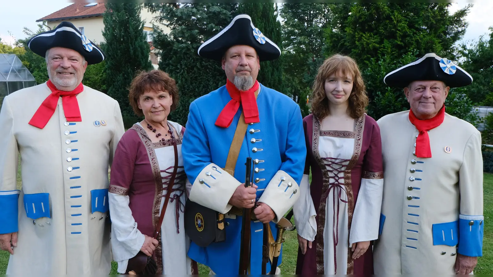 Mit berechtigtem Stolz zeigen sich die neuen Marketenderinnen und der Rekrut in ihren neuen Gewändern. Bild von links: Leutnant Manfred Bäuml, Brigitte Beer, Jens Schmidt, Joselyn Schmidt und Kommandant Willi Hirsch. (Bild: Fred Lehner)