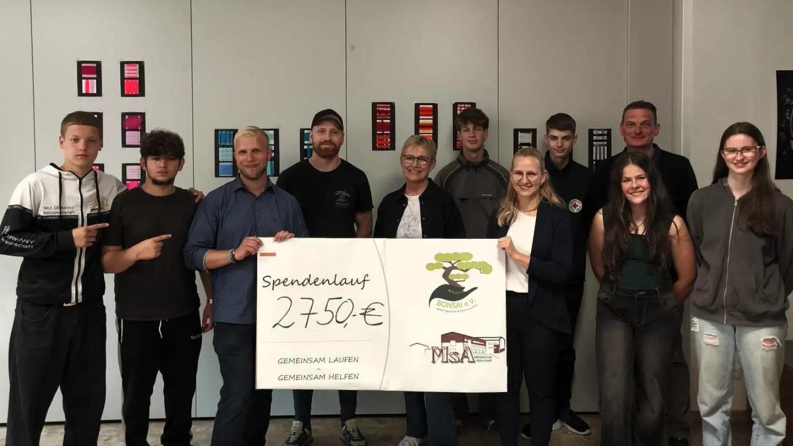 3000 Euro erhielten die Vertreter des Vereins Bonnsai zur Unterstützung schwerstkranker Kinder (Bild: Sebastian Bäumler)