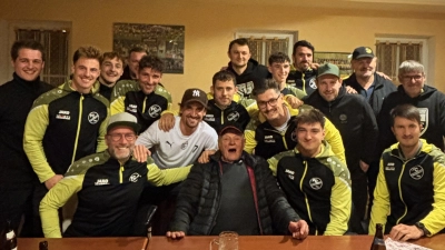 Mittendrin statt nur dabei: Gründungsmitglied Hans „Iste” Zant (Mitte) feierte mit Mannschaft und Funktionären des FC Tirschenreuth seinen 96. Geburtstag und den FC-Heimsieg. (Bild: Alexander Schirmer)