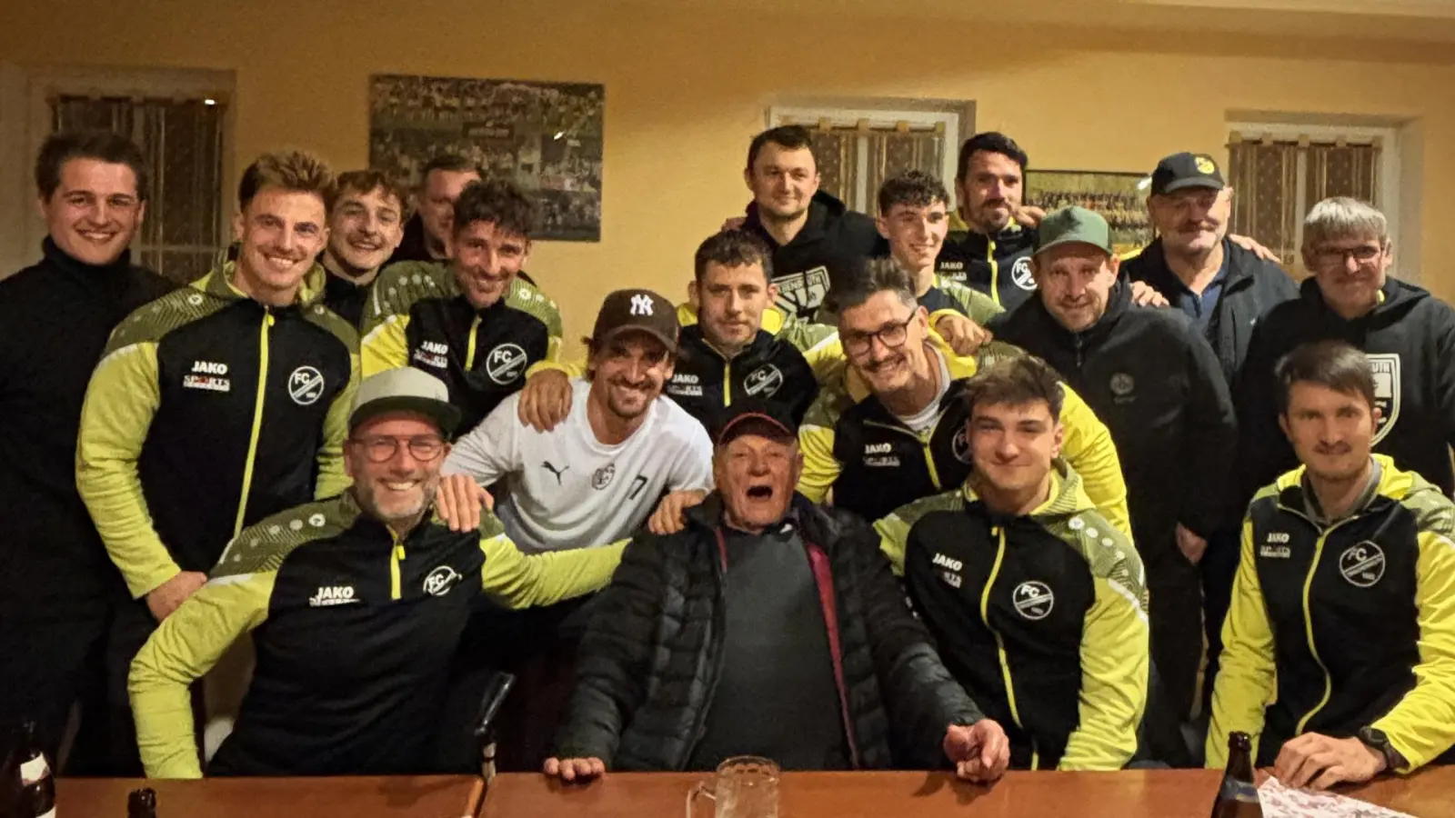 Mittendrin statt nur dabei: Gründungsmitglied Hans „Iste” Zant (Mitte) feierte mit Mannschaft und Funktionären des FC Tirschenreuth seinen 96. Geburtstag und den FC-Heimsieg. (Bild: Alexander Schirmer)