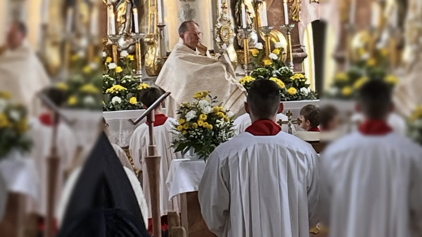 Mit der Monstranz erteilte Pfarrer Heribert Stretz den Segen zum Ende des feierlichen Gottesdienstes zum Patrozinium (Bild: Claudia Hösl)