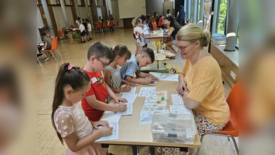 Kräftig unterstützte das Schulpersonal die Stationen der Imker. (Bild: Christina Tenner)