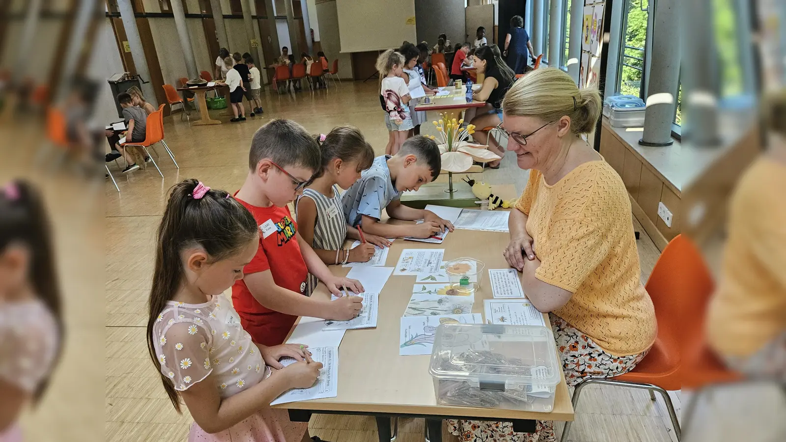 Kräftig unterstützte das Schulpersonal die Stationen der Imker. (Bild: Christina Tenner)