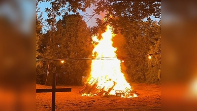 Auf dem Gelände des Spielplatzes wurde das Johannisfeuer entzündet und die örtliche Feuerwehr hat dazu in dieser warmen Nacht alle Sicherheitsvorkehrungen getroffen. (Bild: Johannes Hartwig)