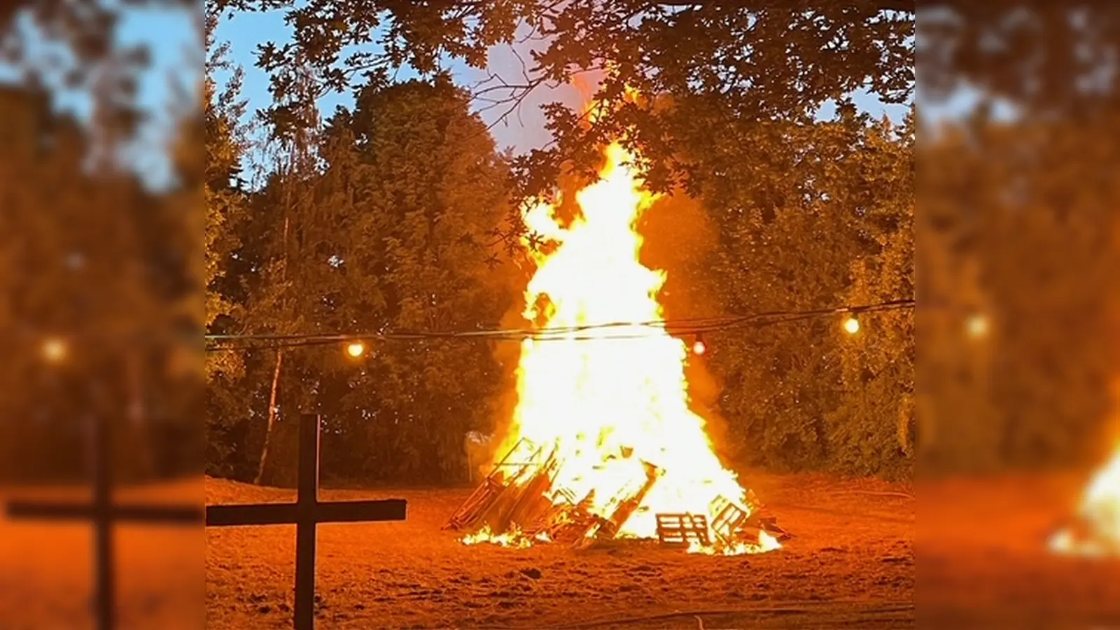 Auf dem Gelände des Spielplatzes wurde das Johannisfeuer entzündet und die örtliche Feuerwehr hat dazu in dieser warmen Nacht alle Sicherheitsvorkehrungen getroffen. (Bild: Johannes Hartwig)