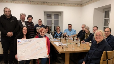 Vorsitzende der Selbsthilfegruppe Martina Söntje mit Vorstandsmitgliedern und Teilnehmer der Plößberger Adventsfenster-Aktion mit 1. Bürgermeister Lothar Müller und Organisatorin Tina Zeitler (Bild: Tina Zeitler)