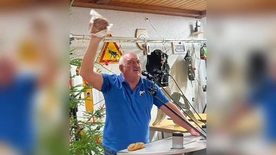 Toni Meier ist ein Ass im Versteigern. Lauter Schmankerl hatte er parat und brachte die Leute dazu, fleißig mitzusteigern. (Bild: Stefan Eiglsperger)