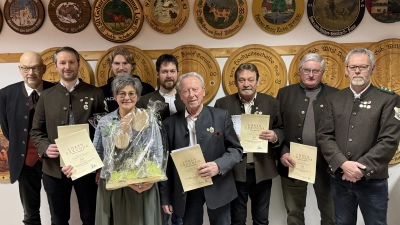 Schützenmeister Siegfried Kellner (rechts) und Gauschützenmeister Wolfgang Weiß (links) ehrten langjährige Mitglieder und besonders Schatzmeisterin Evi Trottmann (Mitte) (Bild: Thomas Meier)