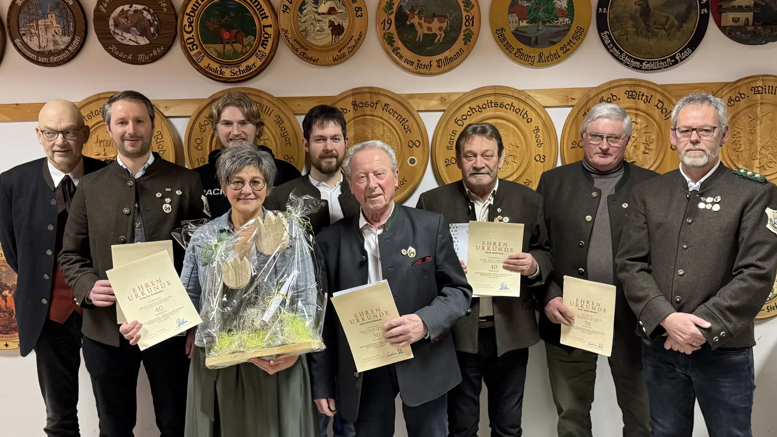 Schützenmeister Siegfried Kellner (rechts) und Gauschützenmeister Wolfgang Weiß (links) ehrten langjährige Mitglieder und besonders Schatzmeisterin Evi Trottmann (Mitte) (Bild: Thomas Meier)