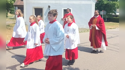 Pfarrer John Subash Vincent und Pfarrvikar Dr. John Palathinkal (hinten, von rechts) beim Kirchenzug. (Bild: Anja Thalhauser)