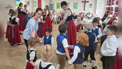 Die Nachwuchs-Trachlerinnen und -Trachtler sorgten mit ihren Tänzen für Begeisterung beim Publikum. (Bild: Christian Summer)