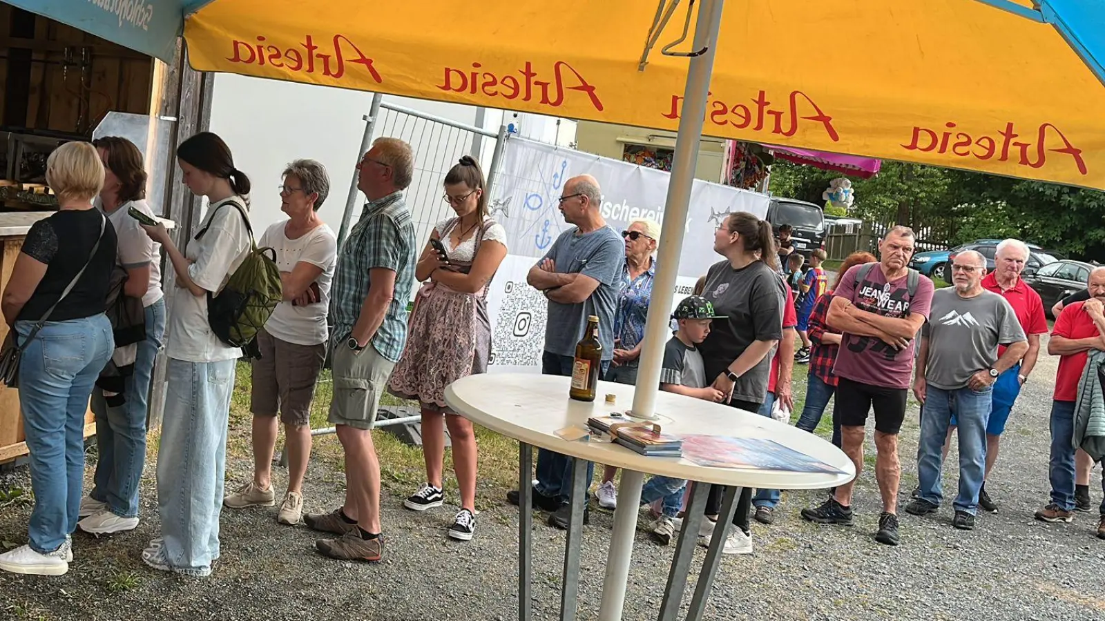Lange Schlangen bildeten sich am Makrelenstand.  (Bild: Maximilian Roth)