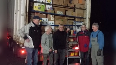 Auf viele helfende Hände konnten sich die Organisatoren des jüngsten Bulgarien-Hilfstransports von „Für das Leben und die Hoffnung” verlassen. Von links: Adi Rettinger, Hans Karl, Gerhard Merkl, Hans Lehmann, Reiner Schilling. Nicht auf dem Bild Franz Ficker. Demnächst sammelt Hans Karls Initiative wieder für Notleidende im Kosovo. (Bild: Hans Karl)