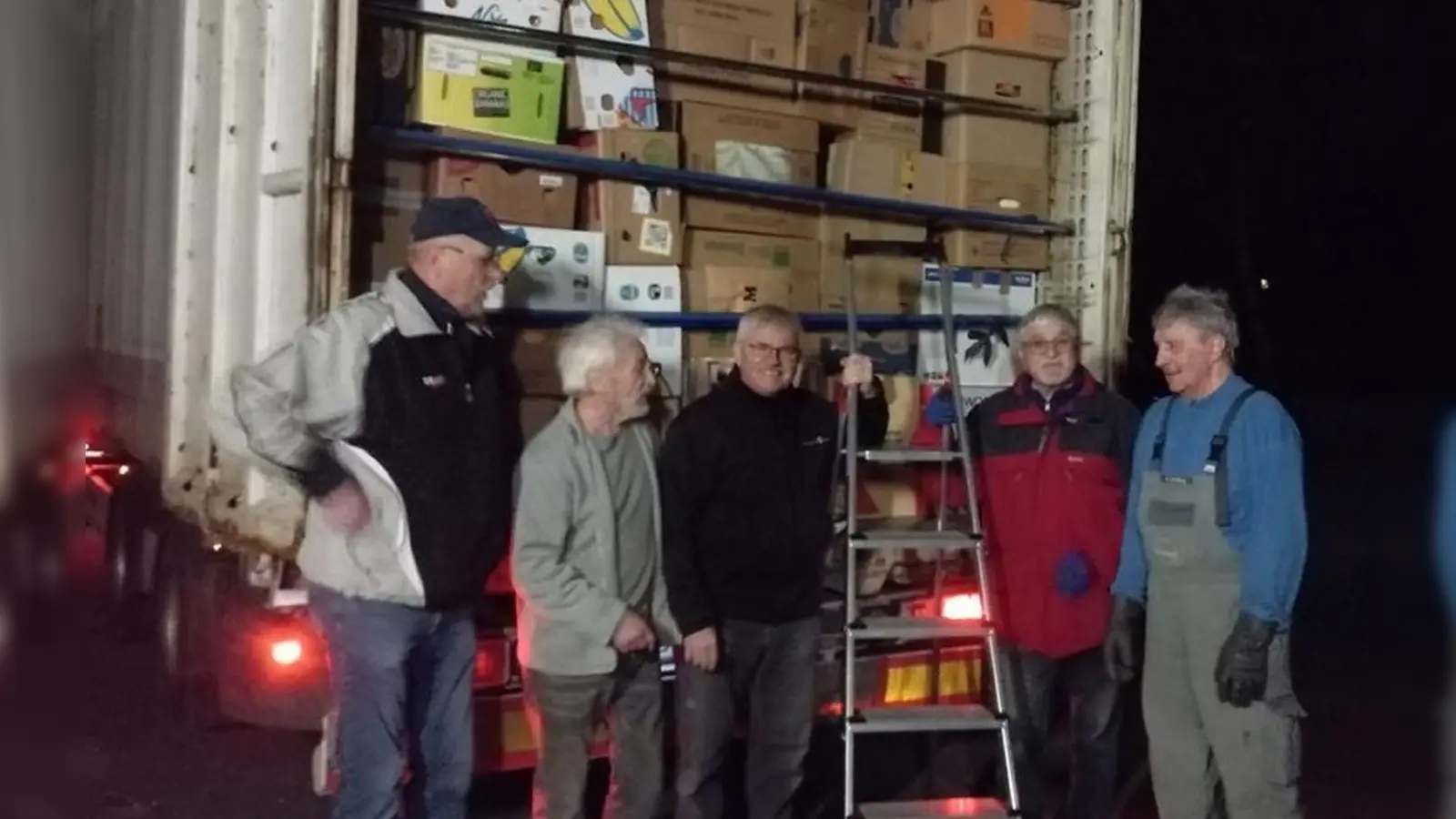 Auf viele helfende Hände konnten sich die Organisatoren des jüngsten Bulgarien-Hilfstransports von „Für das Leben und die Hoffnung” verlassen. Von links: Adi Rettinger, Hans Karl, Gerhard Merkl, Hans Lehmann, Reiner Schilling. Nicht auf dem Bild Franz Ficker. Demnächst sammelt Hans Karls Initiative wieder für Notleidende im Kosovo. (Bild: Hans Karl)