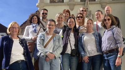 Auch das Alte Rathaus besuchten die Kolleginnen und der Kollege aus Eger und aus Etzenricht im Rahmen ihres Stadtrundganges (Bild: Benedikt Bauer)