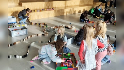 Deutsche und tschechische Grundschüler erstellen gemeinsam kreative Bauwerke. (Bild: Johanna Reger)